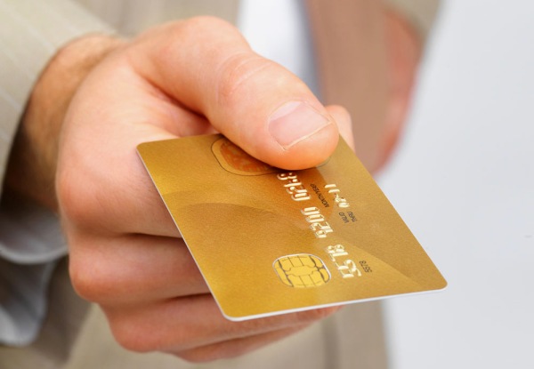 Condizioni di carte di credito Alpha Bank. Interessi per uso, tassa per il ritiro dei contanti.