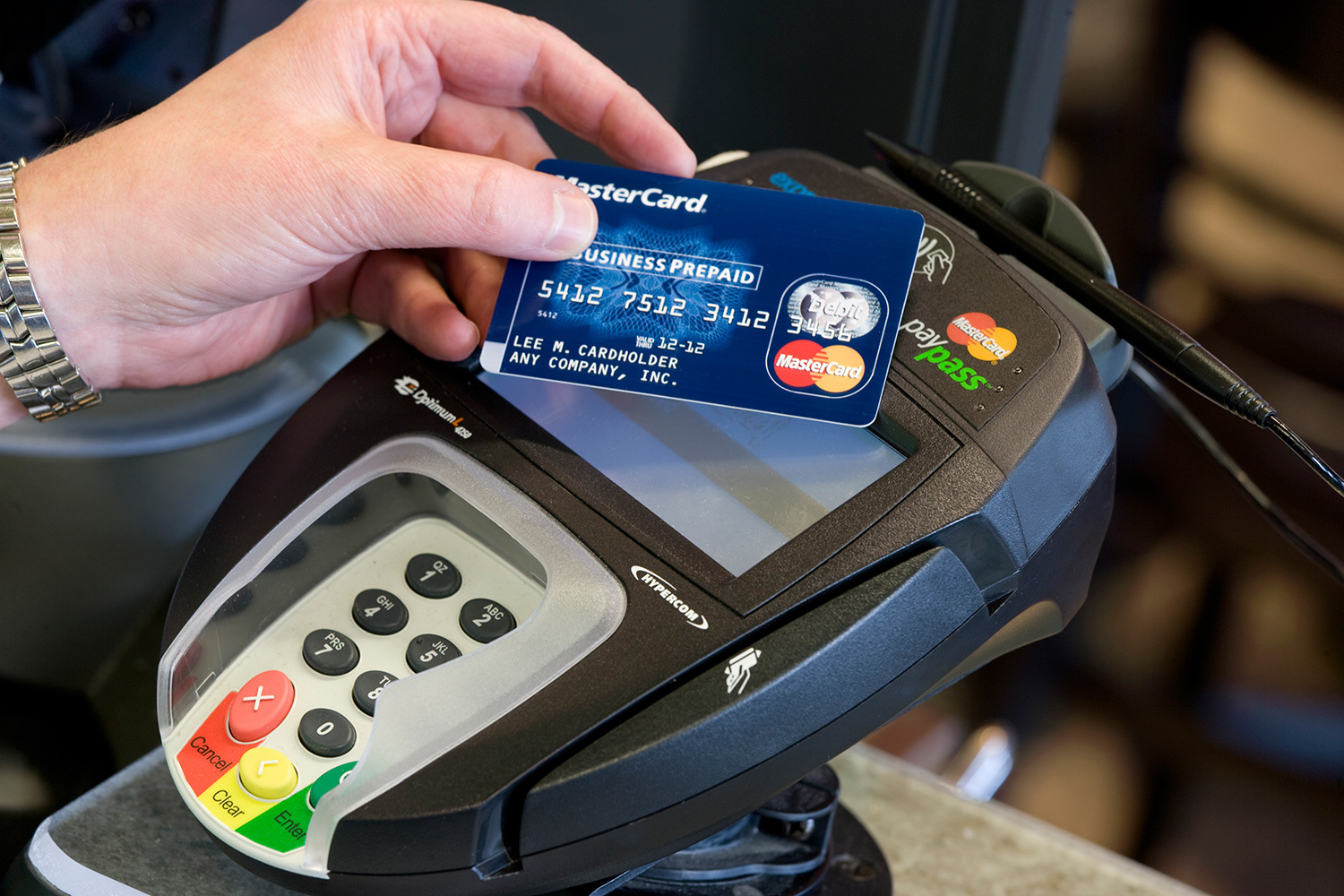 Care este cel mai bun card Sberbank de contact sau contactless?  Etapele dezvoltării cardurilor bancare - de la un magnet la un mini-cip.  Amenințări ascunse și viitor